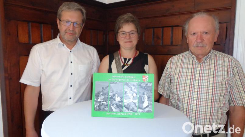 Bürgermeisterin Sonja Meier dankt bei der Buchvorstellung &quot;Historische Luftbilder der Marktgemeinde Winklarn&quot; Peter Turban (links) und Hans Bock (rechts). Bild: amö