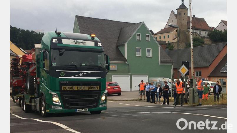 Schwerlastverkehr durch Nabburg – wie hier bei einem behördlichen Ortstermin am Bahnübergang beobachtet – darf und wird es auch weiterhin geben. Archivbild: Irma Held