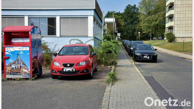 Am alten Containerstandort in der Friedlandstraße in Amberg können jetzt nur noch Altkleider eingeworfen werden. Wer Flaschen oder Dosen entsorgen will, ist hier mittlerweile fehl am Platz. Bild: Stephan Huber