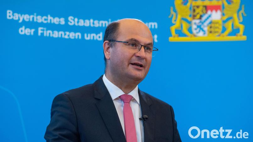 Heimat- und Finanzminister Albert Füracker wirbt dafür, dass kleine Gemeinden beim Wettbewerb &quot;Gütesiegel Heimatdorf 2025&quot; teilnehmen. Bewerbungsschluss ist der 5. Dezember. Bild: Lino Mirgeler