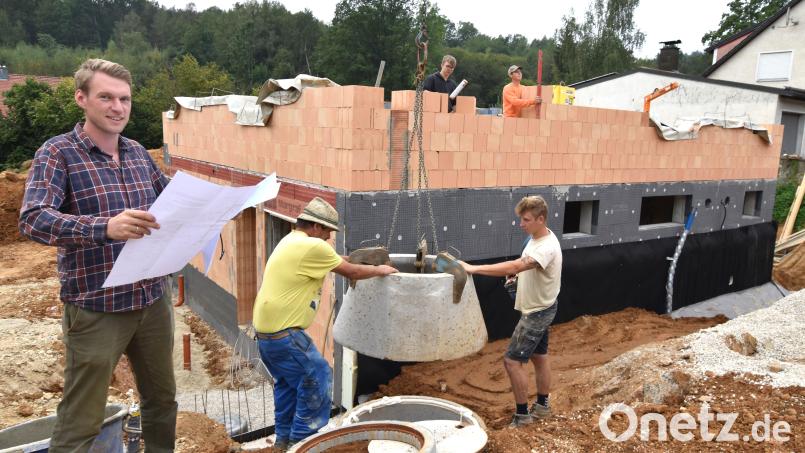 In Weißenberg entsteht ein Zweifamilienhaus für junge Familien. Die Besitzer haben sich für ein KfW-40-Haus entschieden, um die Zinsvergünstigungen zu nutzen. Links im Bild Jungunternehmer Christoph Margraf. Bild: no