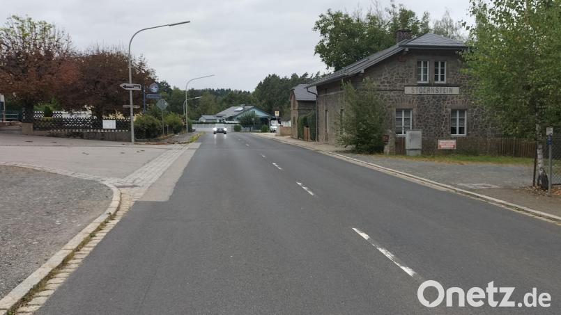 Von Floß kommend sind doch etliche Verkehrsteilnehmer am ehemaligen Bahnhof vorbei zu schnell dran. Bild: fz