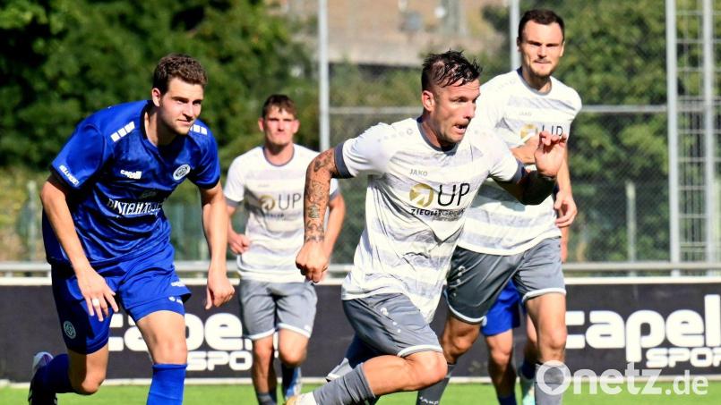 Martin Fillo (Mitte) und die SpVgg SV Weiden finden sich vor dem Bayernliga-Heimspiel gegen den SSV Jahn Regensburg II in der Favoritenrolle wieder. Archivbild: Werner Franken