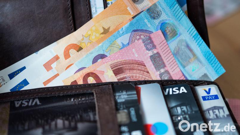 Reisende sollten vor der Abreise prüfen, ob ihre Karten im Ausland funktionieren, und sicherheitshalber Bargeld, Debit- und Kreditkarte dabeihaben. Symbolbild: Monika Skolimowska/dpa