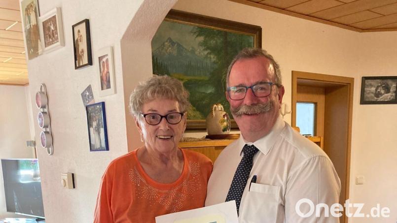 Kastls 2. Bürgermeister Andreas Otterbein gratulierte Helga Kröning zum 85. Geburtstag. Bild: Andreas Otterbein