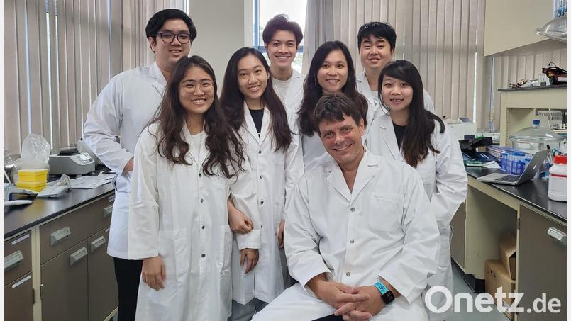 Das Team von Wissenschaftlern mit dem Sulzbach-Rosenberger Christian Blüchel (vorne) entwickelte die revolutionäre Filtertechnologie des Neokidney – und damit den Schlüssel zur Miniaturisierung eines tragbaren Dialysegeräts für Nierenkranke. Bild: Neokidney/exb