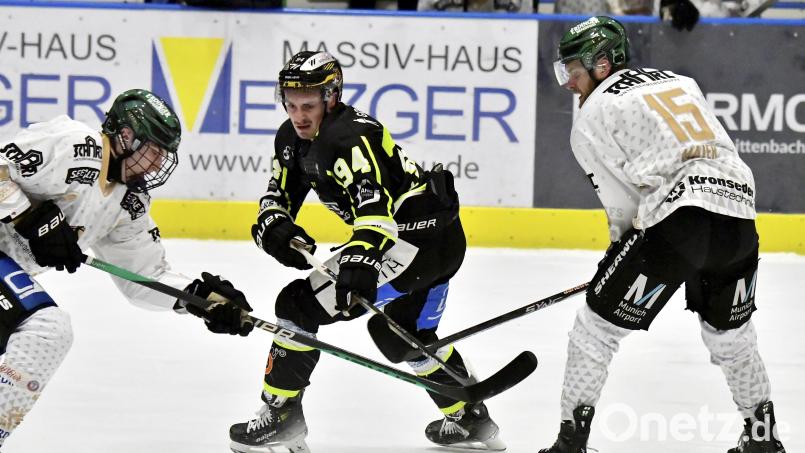 Brendan Walkom (Mitte) ist neben Hunter Fortin einer von zwei Amerikanern in Diensten des ERSC Amberg. Mit dem Tschechen Tomas Plihal baut der Eishockey-Bayernligist auf drei transferkartenpflichtige Spiele. Archivbild: Hubert Ziegler