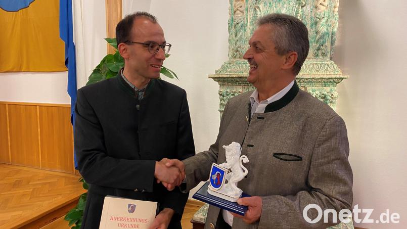 Florian Meißner (links) erhält von Bürgermeister Andreas Wutzlhofer zum Abschied aus dem Stadtrat eine Dankesurkunde und den Porzellanlöwen der Stadt Vohenstrauß. Meißner geht im Rahmen seines Theologiestudiums für ein Auslandssemester nach Rom. Bild: ck
