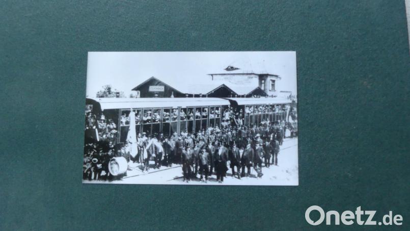 Die Eisenbahn wurde bei der ersten Einfahrt in Eschenbach am 19. Juli 1904 begeistert empfangen. Bild: Archiv Walther Hermann