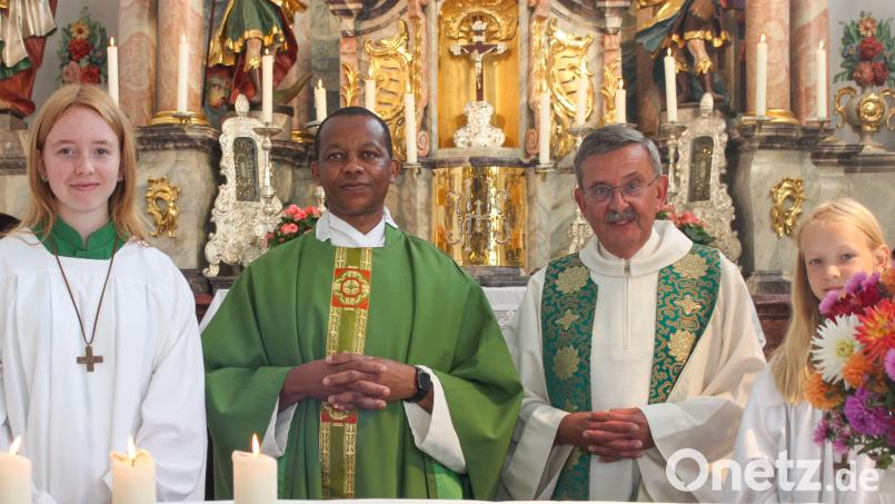 Beim Gottesdienst in Utzenhofen hieß Pfarrer Klaus Birnthaler (Zweiter von rechts) den neuen Pfarrvikar Pater John Jumatatu Mathias Massawe willkommen. Mit im Bild: die Ministrantinnen Eva Lehmeier (links) und Josefin Baumer. Bild: aun