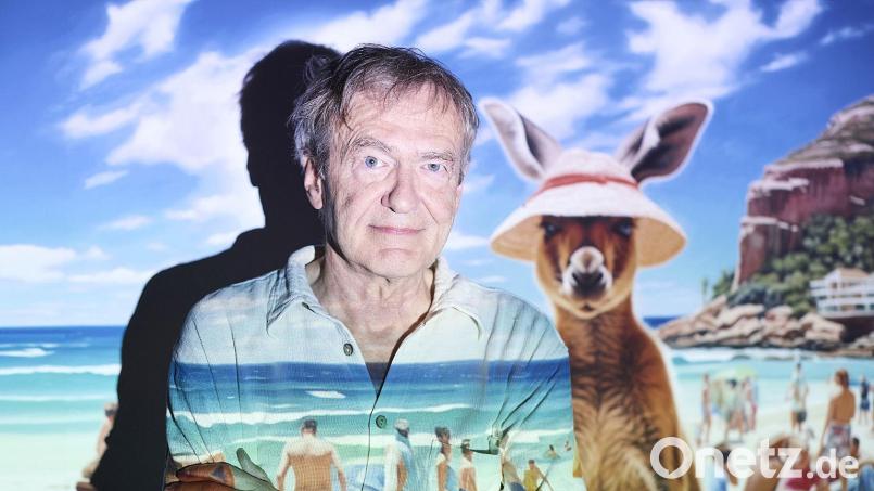 Gerhard Hermann spielt Tristan in der Komödie &quot;Bondi Beach&quot; im Antoniushaus in Regensburg. Bild: Tom Leather/exb