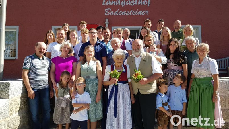 Seit 60 Jahren gehen Erika und Lorenz Bauer (vorne mit Blumen) aus Ödbraunetsrieth gemeinsam durchs Leben. Bild: gi