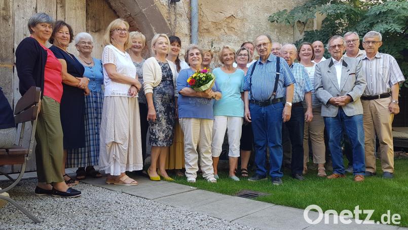 Helene Rolle (mit Blumenstrauß) feiert ihren 80. Geburtstag. Dazu gratulierte eine große Vereins-Abordnung und ließ die Jubilarin hochleben. Bild: gi