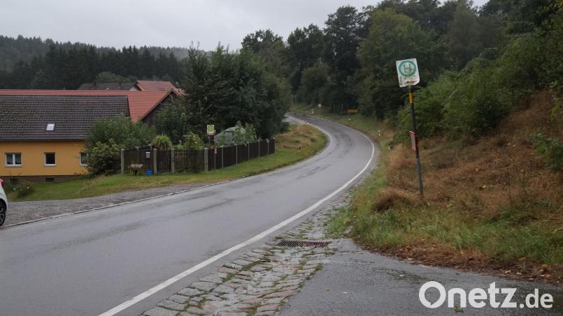 Der Solarpark Höflarn nördlich des Ortsteils Höflarn liegt rechts der Staatsstraße Niedermurach-Pertolzhofen auf einer Anhöhe von 25 Metern und 290 Metern Abstand zur Straße Bild: wel
