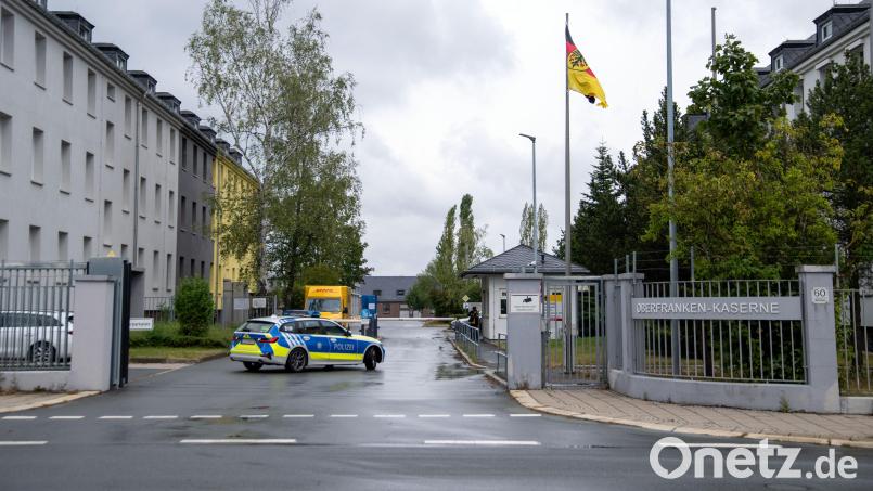 Ein Polizeiauto fährt auf dem Gelände der Oberfranken-Kaserne. Ermittler in Bayern haben einen 27 Jahre alten Syrer wegen Anschlagsplänen auf Bundeswehrsoldaten in Oberfranken festgenommen. Bild: Pia Bayer/dpa