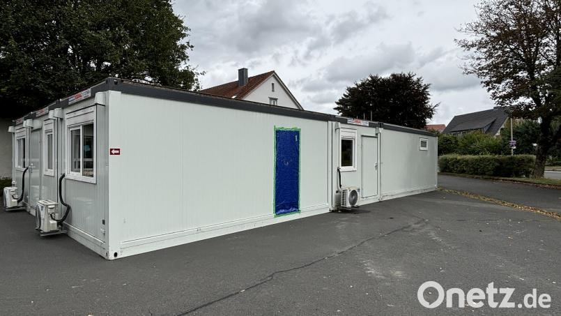 Diese Container erweitern den Krummennaaber Kindergarten. Bevor sie an ihrem endgültigen Standort (Vorplatz des Kinderhauses in Richtung Kirchsteig) kommen, werden sie in der Nähe des Feuerwehrhauses zwischengelagert. Bild: Tristan Hagspiel