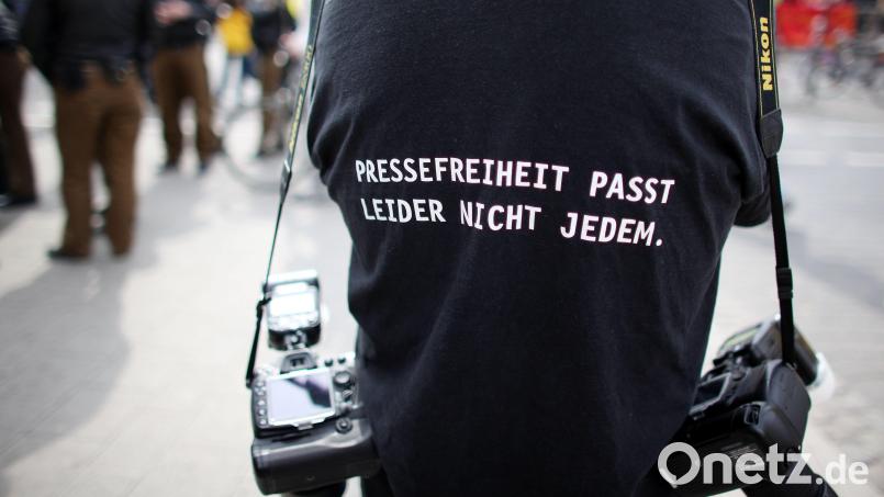 Ein Fotograf trägt am Rande einer Demonstration ein Shirt mit einem Slogan für die Pressefreiheit. In Amberg findet eine Podiumsdiskussion zum Thema &quot;Angriff von Rechtsaußen: Journalist*innen im Visier der extremen Rechten&quot; statt. Bild: Oliver Berg/dpa