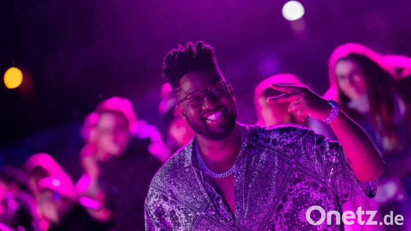Sänger und „Dein Song“-Juror Kelvin Jones: Er wird am 20. September mit dem Antenne-Bayern-Team im Marktredwitzer Markt eine große Party feiern. Bild: Rolf Vennenbernd/dpa