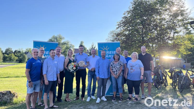 Die Vilsecker &quot;Arbeitnehmer-Eigenheimer&quot; haben schon ihren Bürgermeisterkandidaten für die Kommunalwahl 2026: Frederic Pröls (Sechster von links), der mit seiner Frau Tonia (Fünfte von links) und der gemeinsamen dreijährigen Tochter in Vilseck lebt. Bild: Gerlinde Schertl