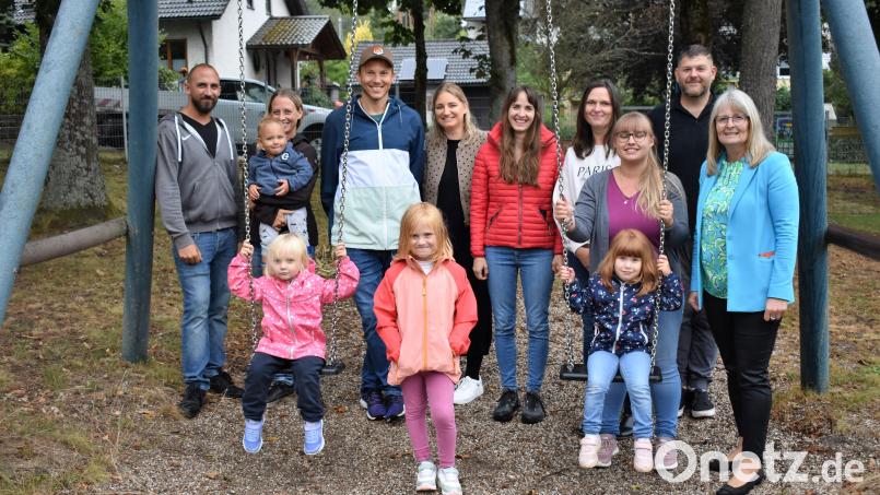 Die "Interessengemeinschaft Spielplatz Hütten" mit Johannes Schönberger (Dritter von links) als Vorsitzender, René Hagen als sein Stellvertreter (links) sowie Katharina Schönberger und Theresa Rahn (Vierte und Fünfte von links) kümmern sich um den Spielplatz. Bild: rgr