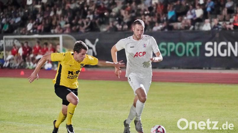 Julius Hammer vom FC Amberg (links) beim letzten Heimspiel im Laufduell Dominik Manzenberger von Sturm Hauzenberg. Diesen Samstag soll gegen die SpVgg Landshut der vierte Sieg in Serie eingefahren werden. Archivbild: ref