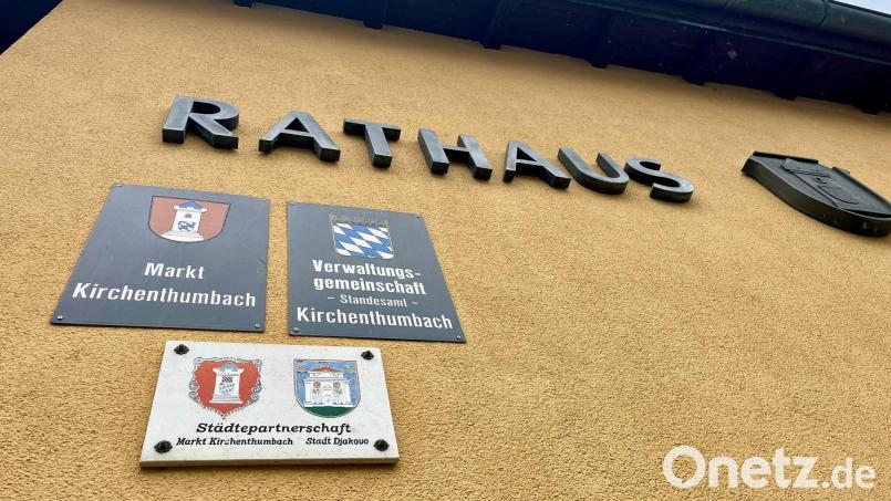 Ins Rathaus in Kirchenthumbach kommt Bürgermeister Jürgen Kürzinger schon seit Monaten nicht mehr. Der Markt gehört mit Vorbach und Schlammersdorf zur Verwaltungsgemeinschaft Kirchenthumbach. Bild: Gabi Schönberger