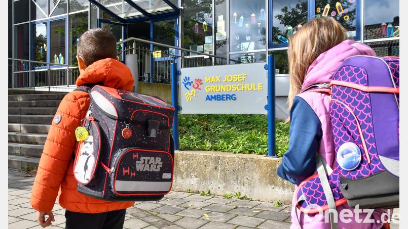 Auch diese beiden Kinder, die die Max-Josef-Schule in Amberg besuchen, erwarten auf ihrem Schulweg verschiedene Herausforderungen. Daher ist eine gute Aufklärung von Eltern und Kindern über Gefahren im Straßenverkehr unerlässlich. Bild: Petra Hartl