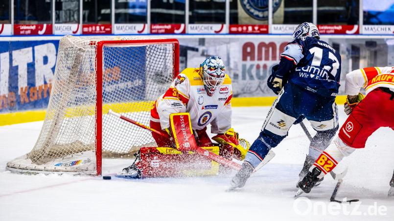 Haarscharf scheiterte der Weidener Constantin Vogt (Mitte) in dieser Szene am Kaufbeuerner Goalie Daniel Fießinger. Bild: Tobias Neubert
