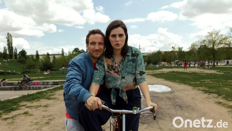 Frederick Lau als Mark und Nora Tschirner als Helena in einer Szene des Films „One for the Road“. Der Streifen wurde mit Ausrüstung von Vantage-Film gedreht. Bild: Sony Pictures Entertainment Deutschland GmbH