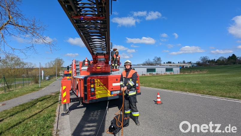 2015 bekam die Feuerwehr Auerbach ihre Drehleiter. Damit steht nächstes Jahr der gesetzliche Zehn-Jahres-Service an, den der Stadtrat jetzt beauftragte. Archivbild: lei