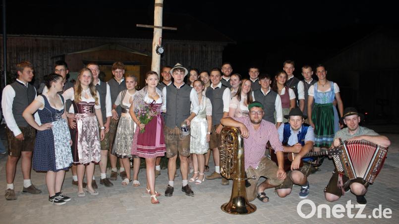 Moila und Boum freuen sich nach dem Austanzen mit dem Oberkirwapaar Julia Sperber und Maximilian Herbst (Bildmitte). Rechts die Kapelle Pirner-Strobel, die für die musikalische Begleitung sorgte. Bild: sis