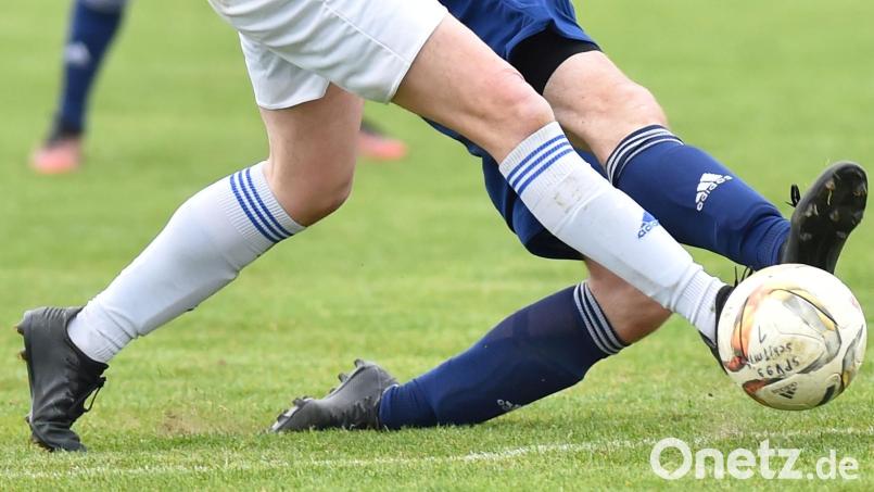 Ein energischer Zweikampf, fotografiert auf einem Fußballplatz im Landkreis Neustadt/WN. Symbolbild: Alfred Schwarzmeier