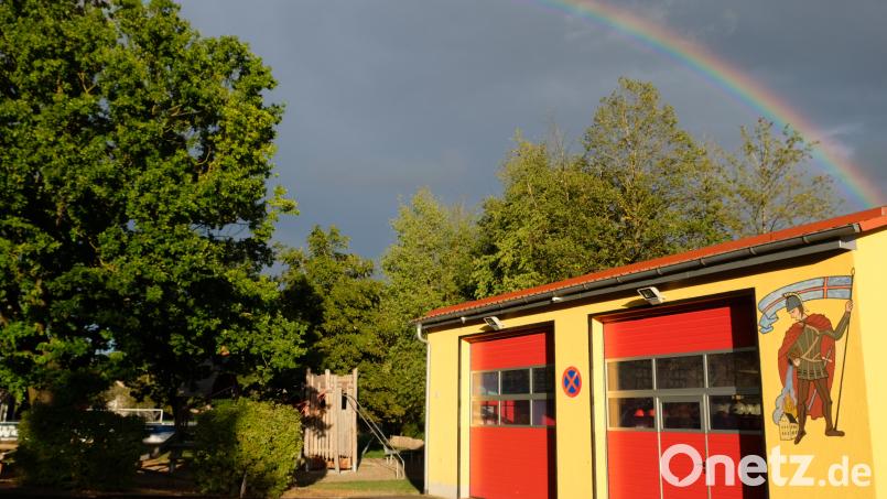Aus dem Zeichen des Regenbogens über dem Feuerwehrhaus schöpfen die Oberbibracher Zuversicht. Speziell für die Brandschützer ist diese &quot;Himmelsbotschaft&quot; eine Brücke, die Hoffnung auf ein neues Gerätehaus nicht aufzugeben. Bild: do