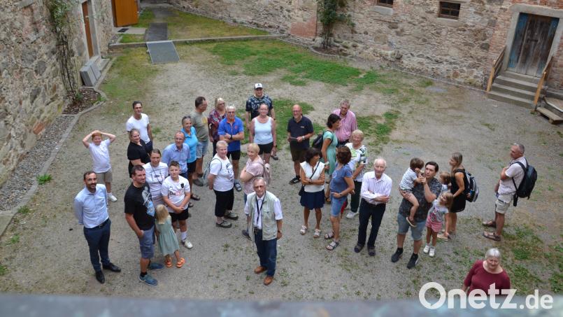 Die beiden Schlossführer Hans-Josef Völkl und Peter Garreiss konnten beim Tag des offenen Denkmals weit über 100 Besucher durch das Schloss führen. Bild: gi