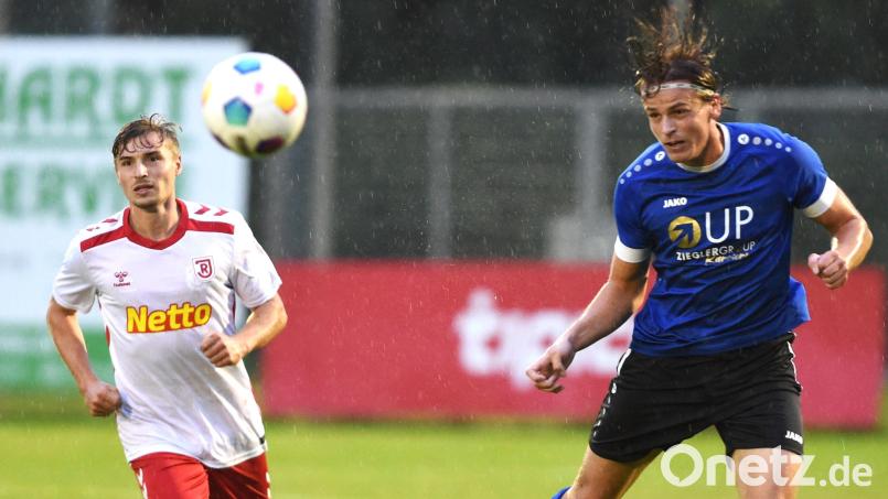 Felix Behnke (rechts) klärt in dieser Situation vor einem Regensburger Angreifer. Die SpVgg SV kassierte im Freitagspiel gegen die U21 des SSV Jahn in letzter Sekunde den 1:1-Ausgleich. Bild: Büttner