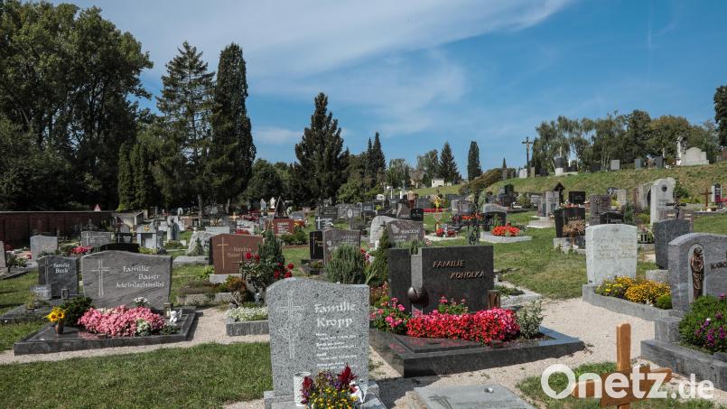 Auf dem Katharinenfriedhof waren Grabschänder am Werk. Der Schaden ist enorm. Viele Betroffene werden wohl auf den Kosten sitzen bleiben. Bild: Wolfgang Steinbacher