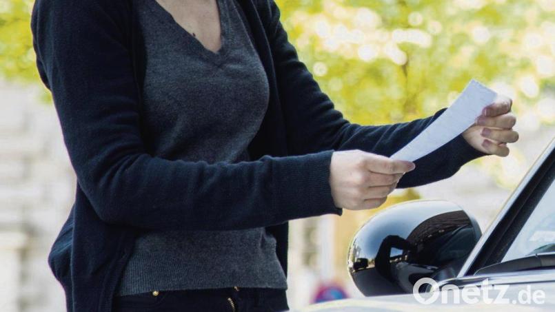 Auf Privatparkplätzen im europäischen Ausland legt der Betreiber die Regeln fest, und es können hohe Strafen drohen. Symbolbild:  Christin Klose/dpa