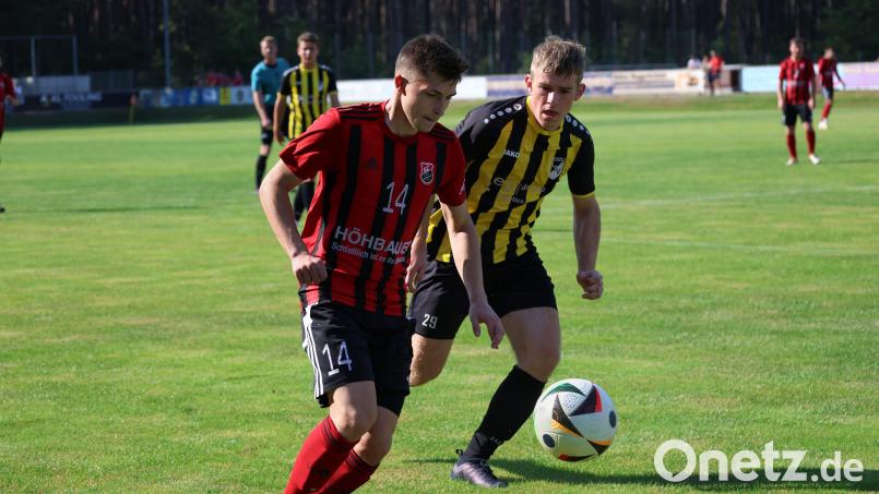 Für Fabian Geitner (links) und den SC Luhe-Wildenau geht es am kommenden Wochenende im Oberpfalz-Derby gegen den SV Schwandorf-Ettmannsdorf. SC-Trainer Benjamin Urban fordert einen Sieg. Archivbild: Dieter Jäschke