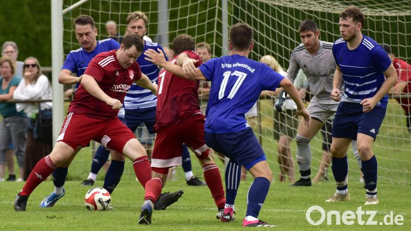 Bastian Lobinger (Zweiter von links) und die SpVgg Pfreimd sind beim TuS Schnaittenbach klar favorisiert. Die SpVgg Vohenstrauß steht im Heimspiel gegen die SV Grafenwöhr schon etwas unter Druck. Archivbild: mhs