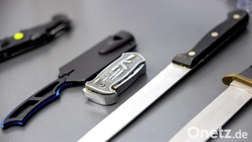 Diese Stichwaffen wurden von der Polizei in einer Waffenverbotszone sichergestellt. Symbolbild: Thomas Banneyer, dpa