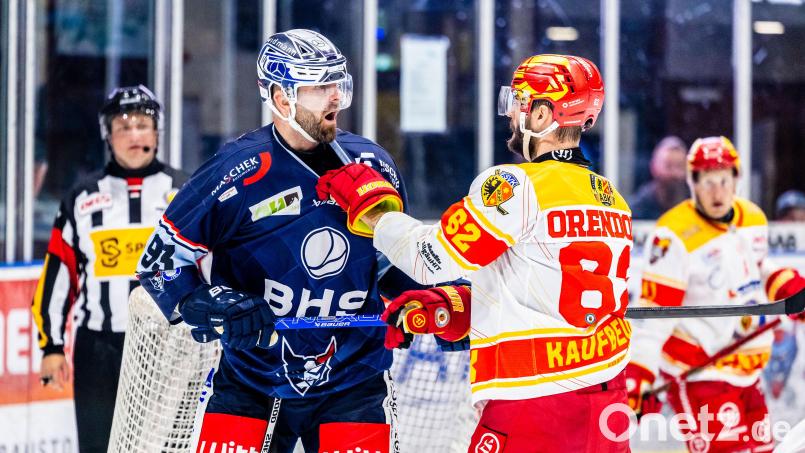 Szenen aus dem DEL-2-Spiel Blue Devils Weiden (blaue Trikots) gegen den ESV Kaufbeuren am 13. September 2024. Die Gäste gewannen mit 4:1. Bild: Tobias Neubert