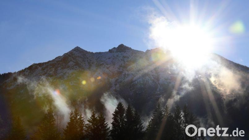 Bergretter aus Deutschland und Österreich suchen im Lawinenkegel nach dem Verunglückten. Archivbild: Angelika Warmuth/dpa