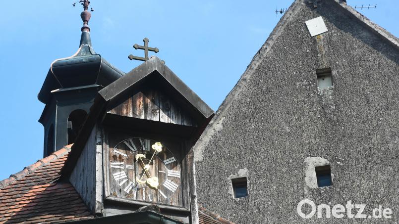 Symptomatisch für den Zustand des Schlosses Steinfels ist der Blick nach oben zu den Giebeln: faszinierend, historisch, marode. Nach Jahren des Stillstands und Schweigens treten die Inhaber jetzt mit Plänen an die Öffentlichkeit, einen Verein zu gründen, um gemeinsam das Schloss in eine gute Zukunft zu führen. Bild: Gabi Schönberger