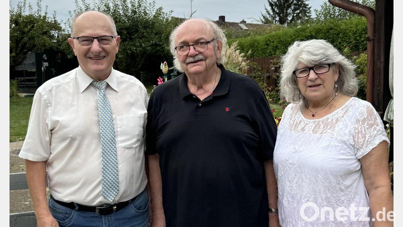 Seinen 80. Geburtstag feierte Alfred Hafner aus Kümmersbruck gemeinsam mit seiner Frau Erika (rechts), Familienmitgliedern und Freunden. Links: 3. Bürgermeister Hubert Blödt. Bild: bö