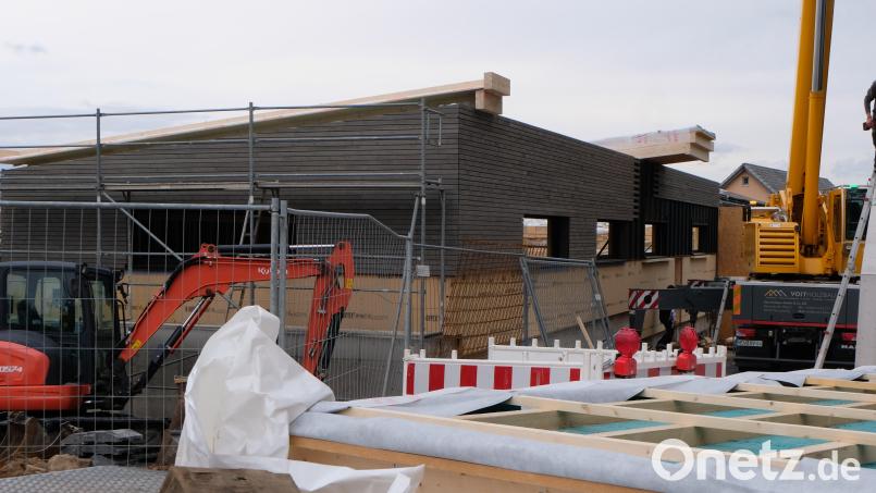 In Holz-Fertigbauweise wird der neue Gebäudetrakt der Firma MediFit in der Bahnhofstraße errichtet. Bild: le