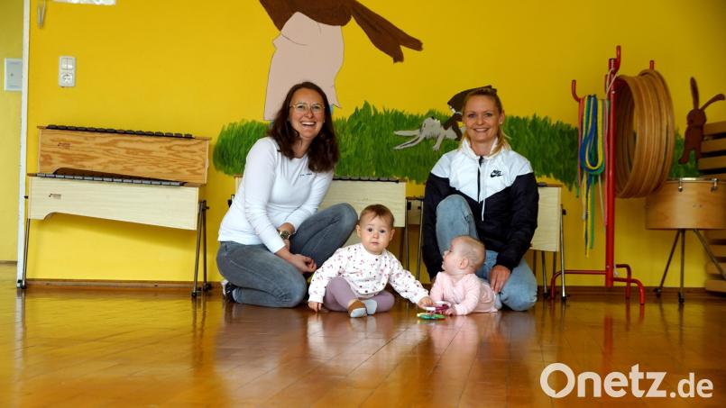 Mona Schroll (links mit Tochter Josefa) und Sabrina Materne (rechts mit Tochter Ella) starten eine neue Krabbelgruppe. Beide Mädchen nutzten die erste Begegnung im Mehrzweckraum zum Kennenlernen. Bild: bkr