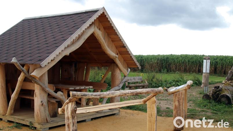 Schutz vor stechender Sonne oder Regen: Die neue Panoramahütte bei Auerbach entstand auf Initiative des Naturliebhabers Thomas Pickel. Ein Bekannter errichtete sie für ihn. Nun kann sie von jedem genutzt werden. Bild: jma