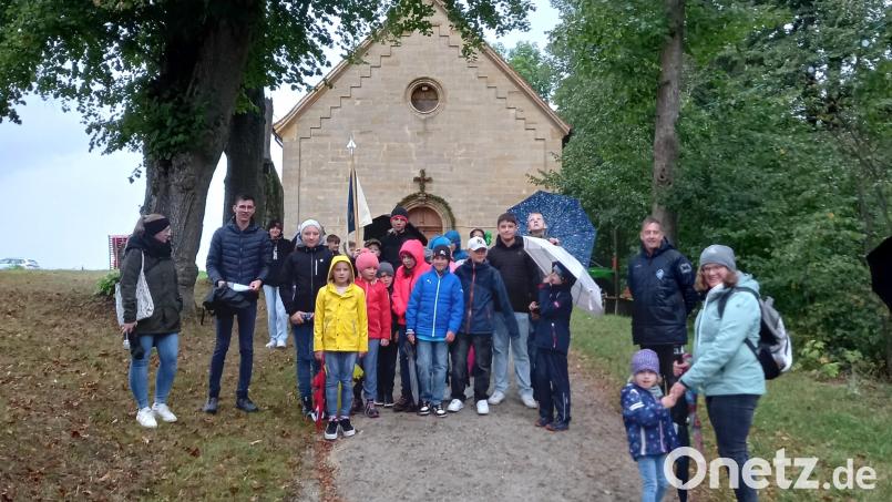 Trotz des ungemütlichen Wetters hatten sich junge Wallfahrer auf den Weg gemacht. Vom Axtheider Schlössl aus pilgerten sie zum Jugendgottesdienst auf den Berg. Bild: rha