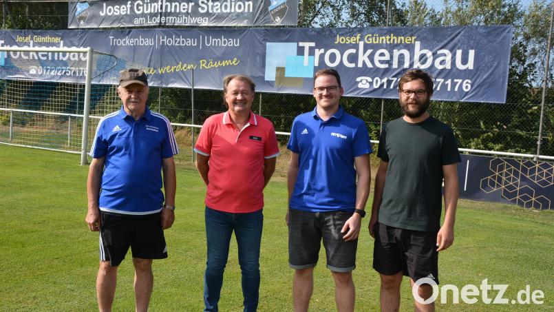 Die Sportfreunde Kondrau spielen künftig im Josef-Günthner-Stadion. Im Bild Namensgeber und Sponsor Josef („Stumpi“) Günthner (Zweiter von links) zusammen mit Josef Bauer (links) sowie Spielleiter Johannes Brunner (rechts) und Vorsitzendem Andreas Koch. Bild: jr