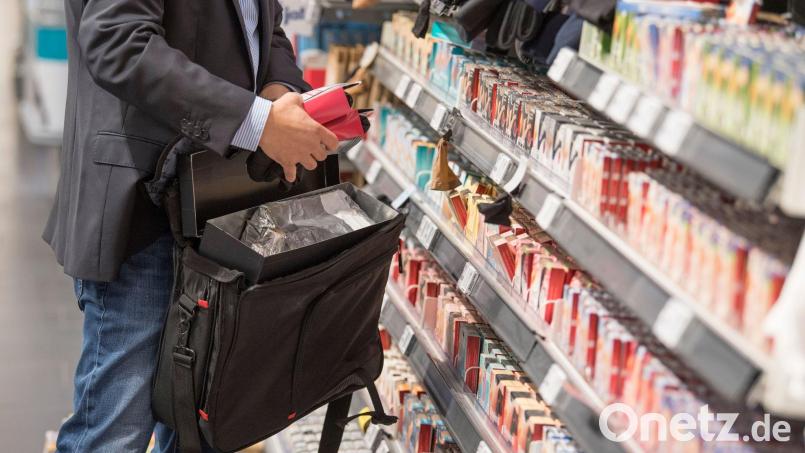 Zwei Männer haben versucht, Waren aus einem Supermarkt in Marktredwitz zu stehlen. Symbolbild: Boris Roessler/dpa